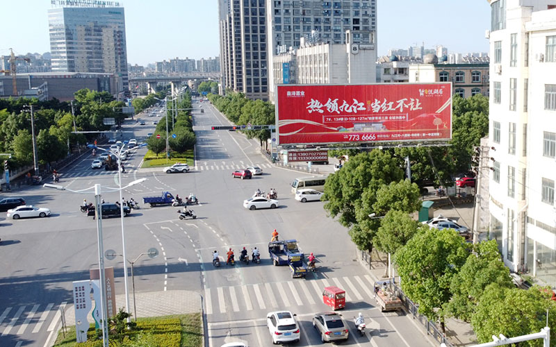 长江大道与前进西路交汇处右侧
